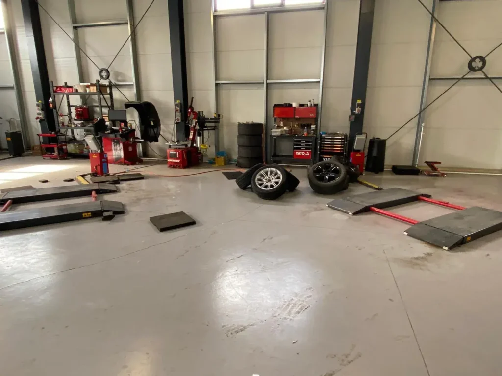 Interior atelier recondiționare jante Bragadiru cu elevatoare auto și spațiu de lucru curat pentru clienți din Ilfov și București
